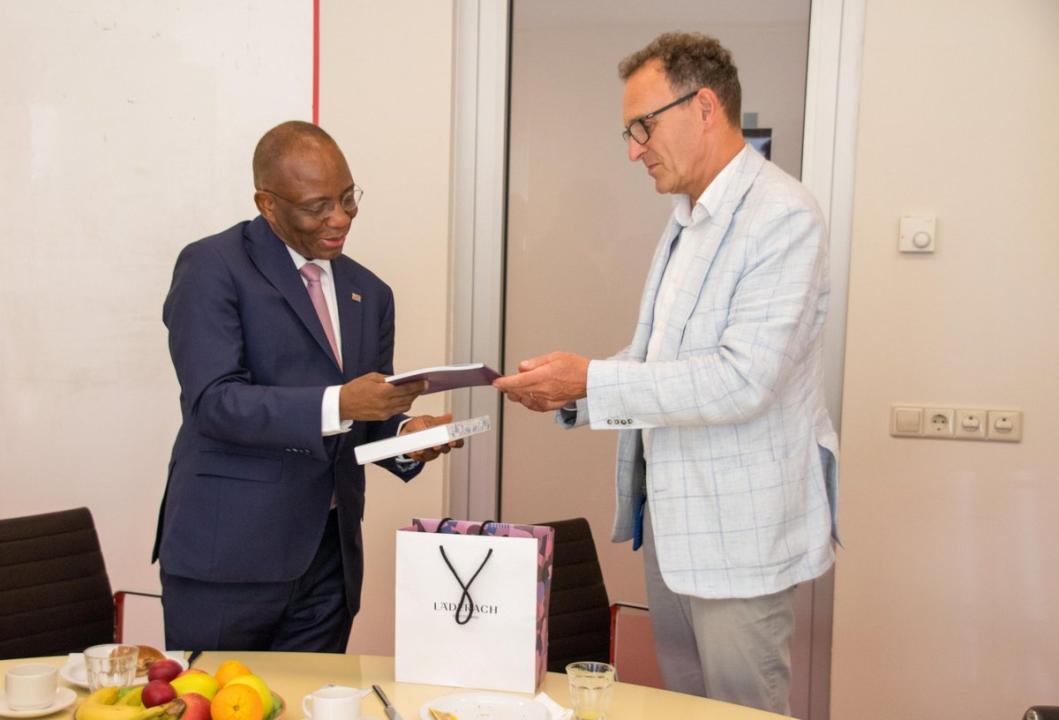 Le ministre de la Justice Guillaume Ngefa reçu par le directeur du NFI, Marc Elsensohn, au Pays-Bas