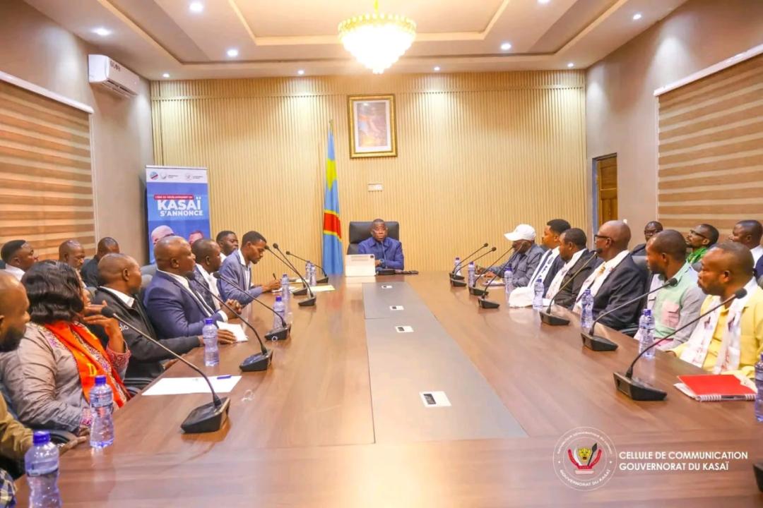 Le gouverneur du Kasaï Maître Crispin Mukendi Bukasa et les responsables fédéraux des partis politiques membres de l’USN dans une réunion dans la salle du gouvernorat du Kasaï