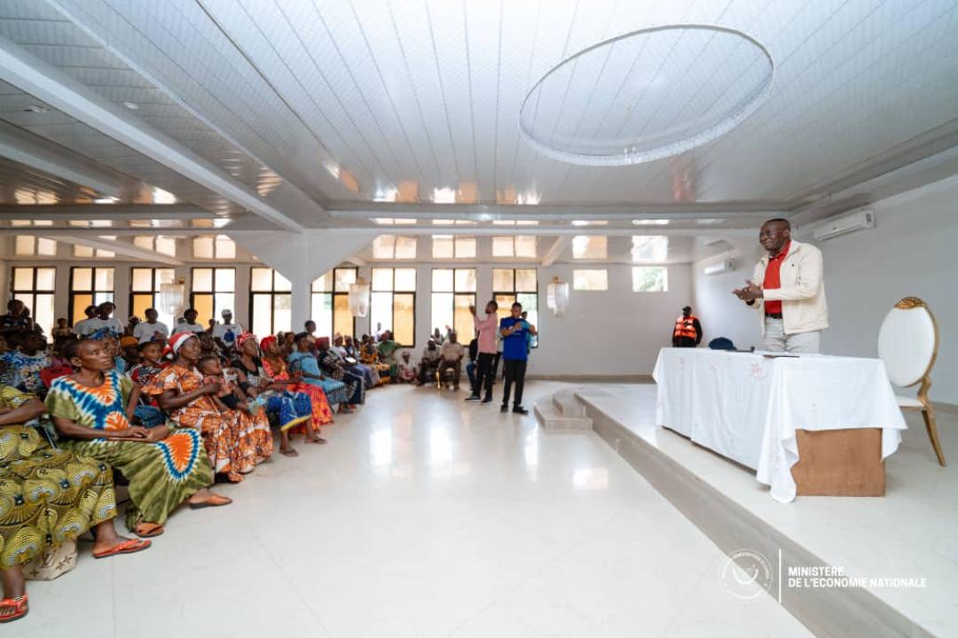 Le VPM Daniel Mukoko Samba échange avec les femmes, membres des mamans maraichères