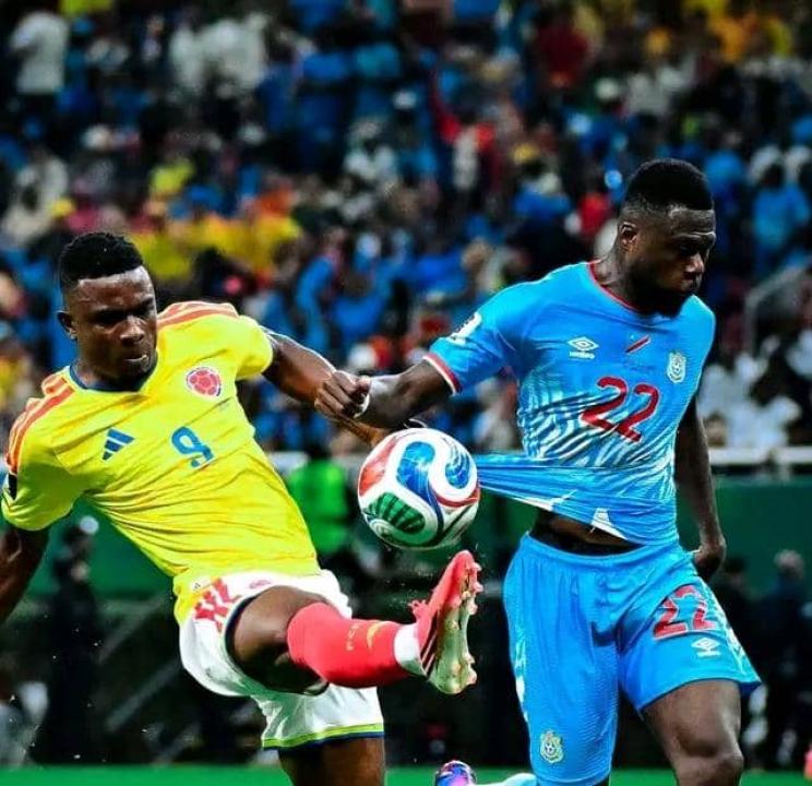 Chancel Mbemba en duel avec un joueur Colombien. [Photo d'illustration]