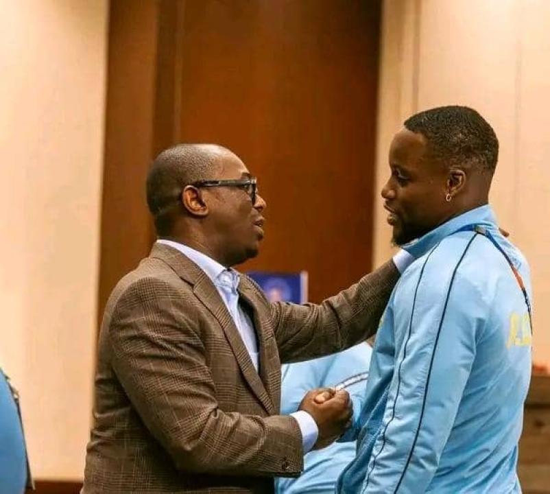 Le 2è vice-président de la FECOFA Amadou Diaby, et le gardien des Léopards Lionel Mpasi au Camp de base des Fauves Congolais à Houston