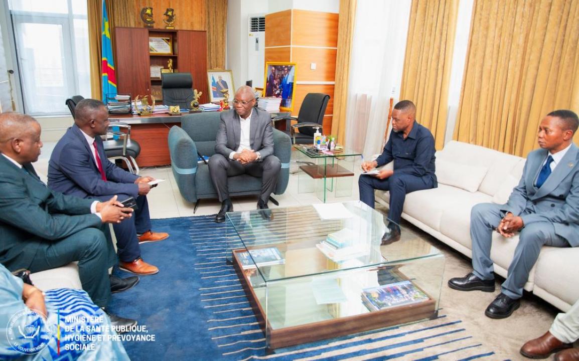 Le ministre de la Santé Roger Kamba et les élus nationaux du Kwilu, le 25 juin 2026
