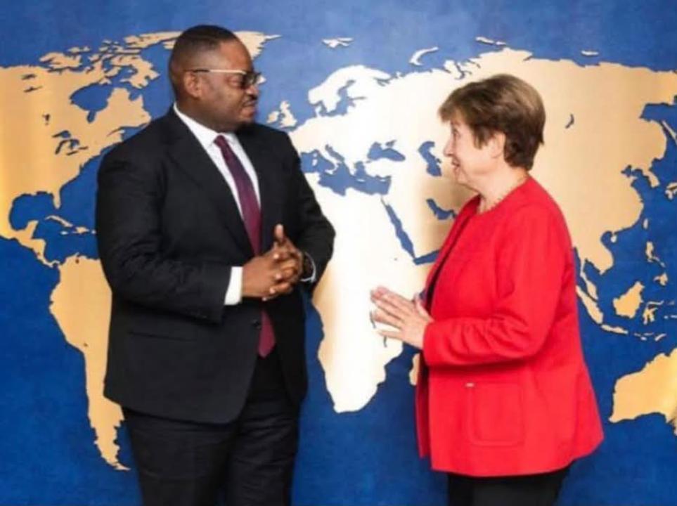 Le ministre des Finances de la RDC,  Doudou Fwamba, et une responsable du FMI
