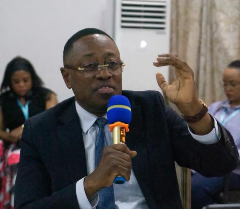 Magloire Kabemba, ministre provincial des finances publiques de Kinshasa, en train de mandater 72 nouveaux vérificateurs du Quitus Fiscal formés