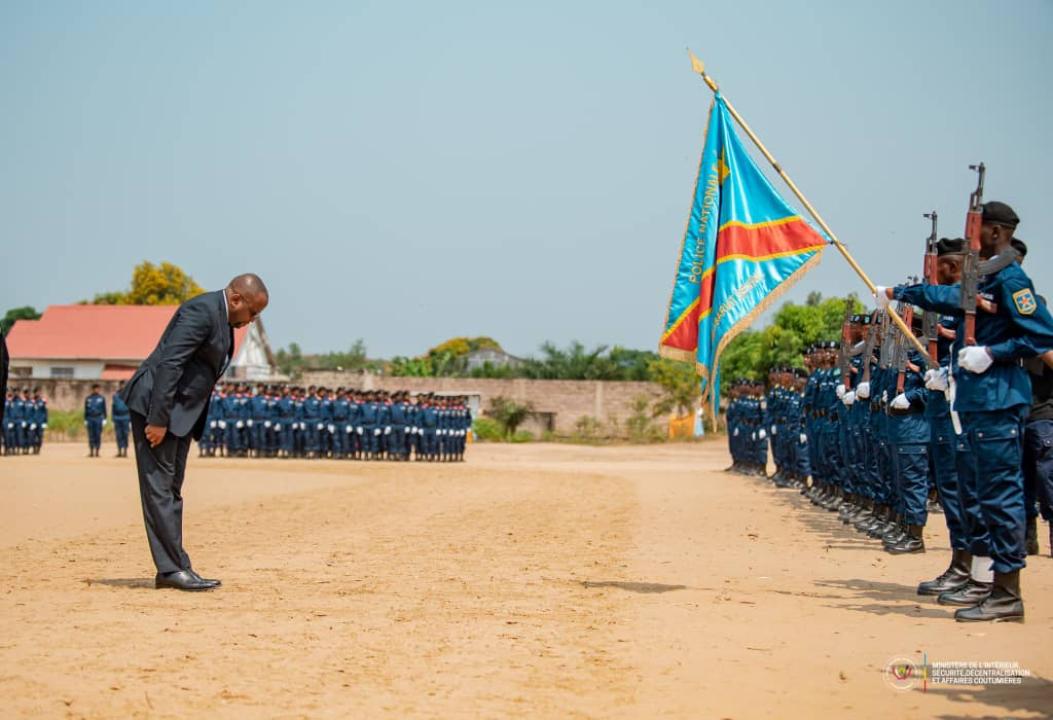 Le VPM de l'Interieur Jacquemain Shabani Lukoo passant en revue les nouveaux policiers sortis de la formation au centre de Kasangulu dans le Kongo Central