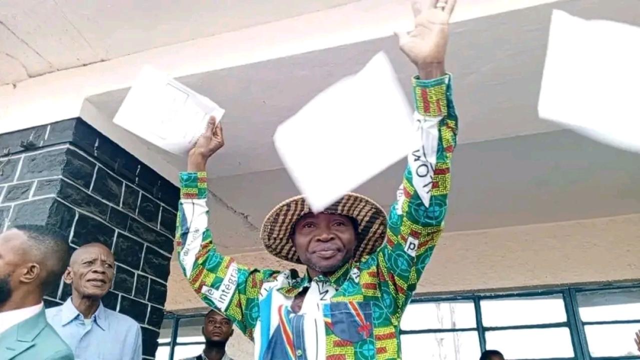 Le maire de la ville de Tshikapa, Faustin Lumuluabu, devant les militants et militantes de L’UDPS dans une matinée politique