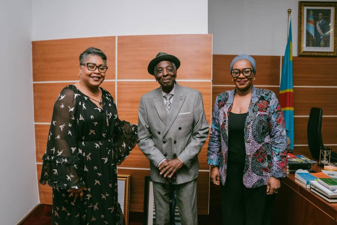 Peintre Mavinga Ma Nkondo, entouré à sa gauche de la Première Ministre Judith Suminwa, et à sa gauche de la ministre de la Culture, Arts et Patrimoine, Yolande Elebe
