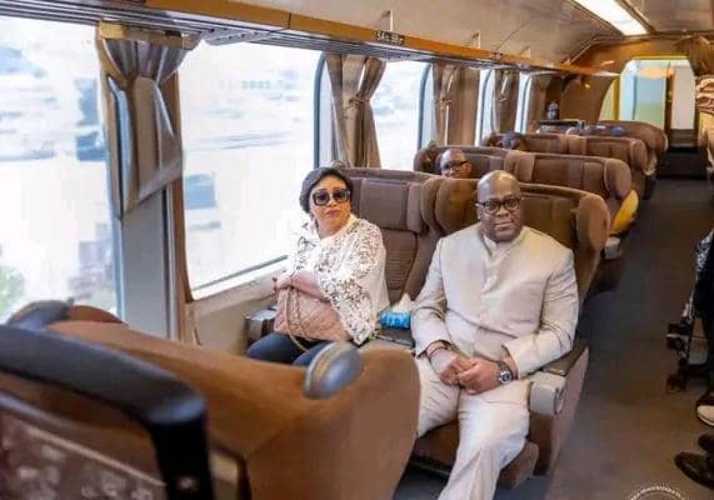 Félix Tshisekedi et son épouse à bord d'une locomotive.