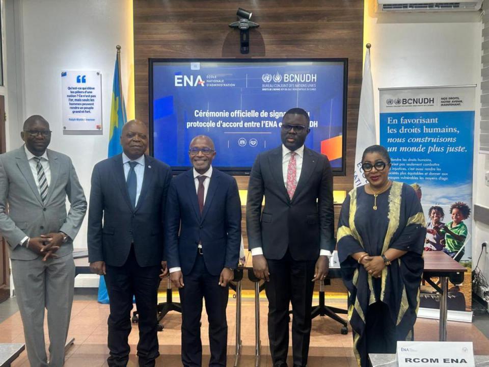 Au centre, Tombola Muke (ENA) et Patrice Vahard (BCNUDH) lors de la signature de leur protocole d’accord, le 5 juin 2026 à Kinshasa [photo d’illustration]