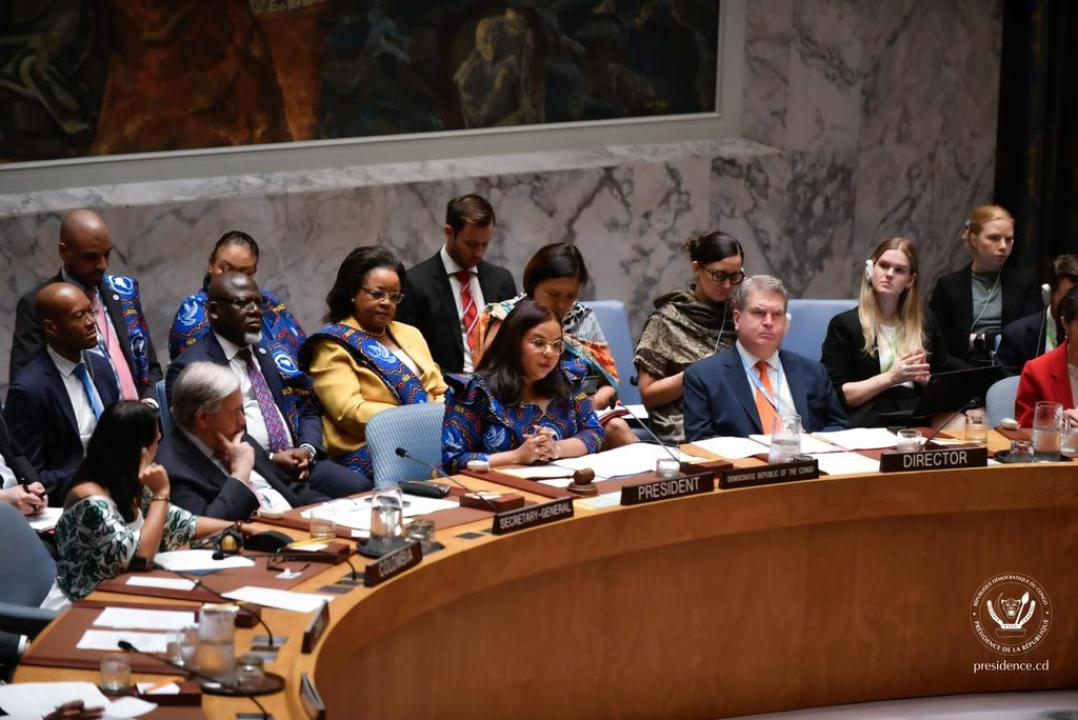 La ministre d'État Thérèse Kayikwamba Wagner,  présidant les débats autour de la gouvernance des ressources, au Conseil de sécurité de l'ONU,  à New York