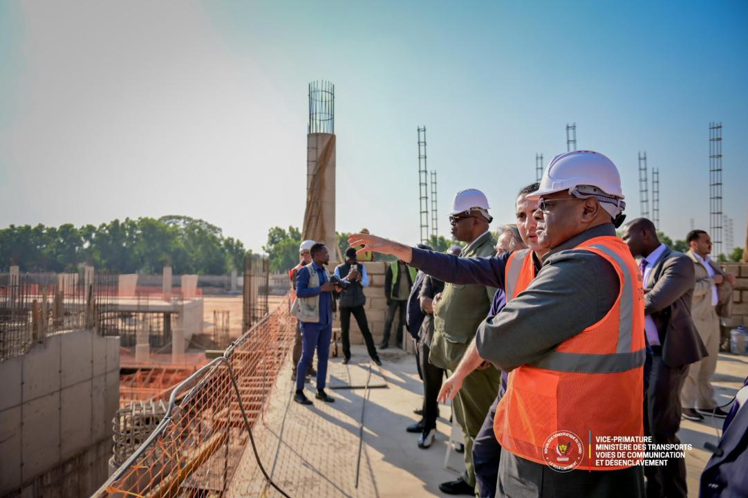 Le VPM Jean-Pierre Bemba inspecte les travaux de modernisation d’un des aéroports de la RDC