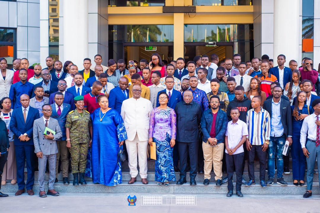 Une Photo de famille entre le rapporteur de l'Assemblée nationale et les jeunes, lors du lancement officiel du programme national avec la Jeunesse ce mardi 30 juin 2026