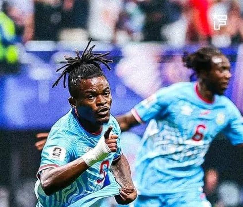 Bryan Cipenga et Ngal'ayel Mukau en pleine célébration du but marqué face à l'Angleterre.