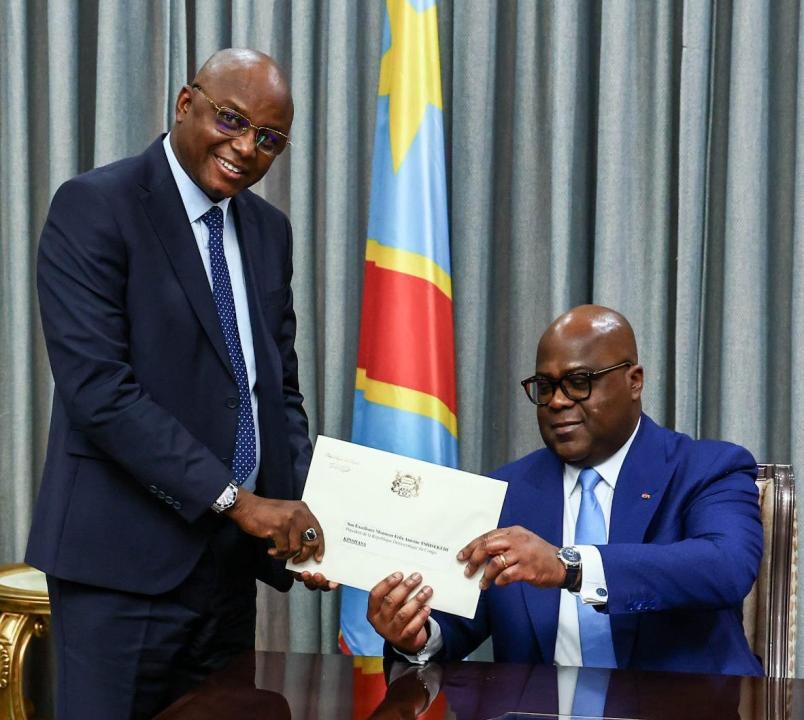 Le président congolais Félix Antoine Tshisekedi recevant des mains du ministre Tchadien de l'Eau et de l'Energie, Passalé Kanabé Marcelin, l'invitation à participer au Forum africain sur l'Eau et Énergie, prévu N'Djamena.