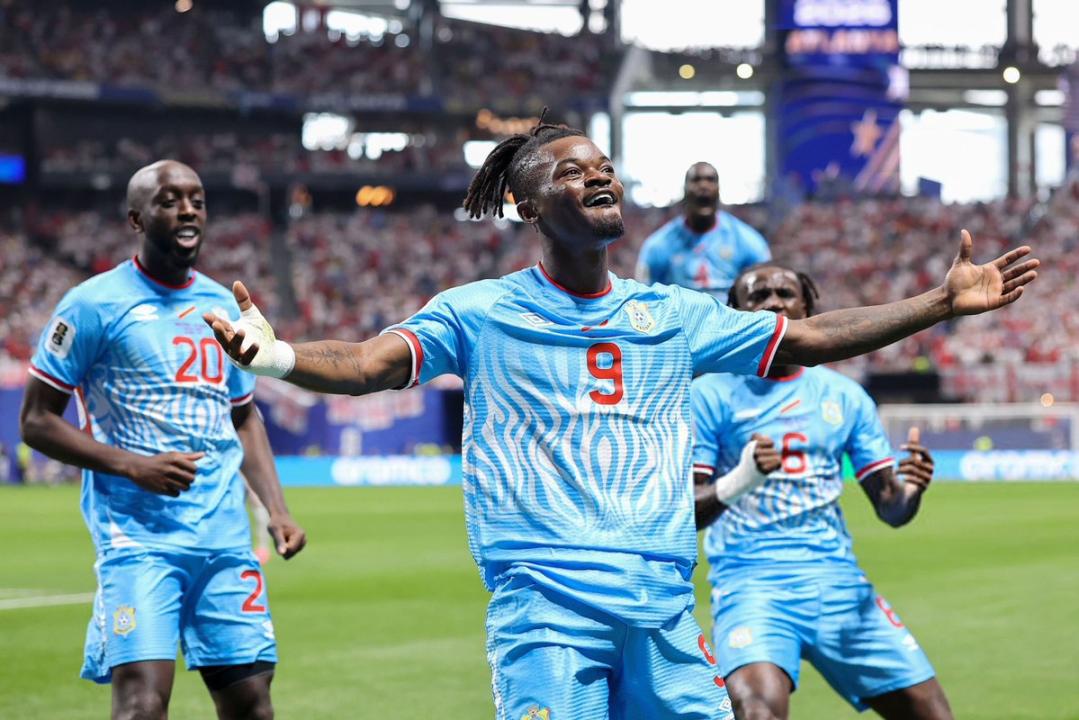 L'international congolais Bryan Cipenga en pleine célébration de son premier but avec les léopards lors de la défaite face à l'Angleterre, en Coupe du monde 2026
