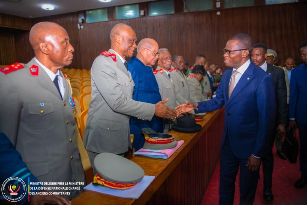 Le Ministre délégué Eliezer Ntambwe et quelques anciens généraux des FARDC, lors de la plénière tenue vendredi 03 juillet à l'Assemblée nationale