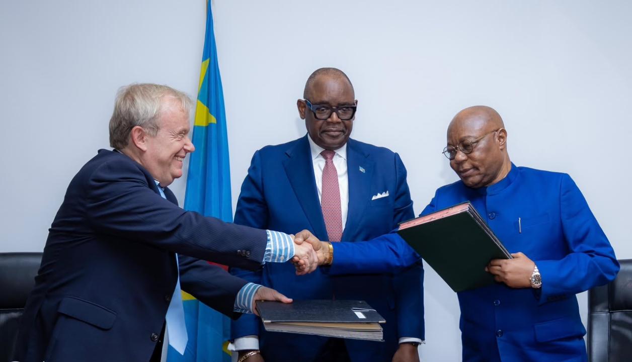 Échange des procès-verbaux après la signature du contrat entre FOMIN et ADEqx platform devant le ministre des mines