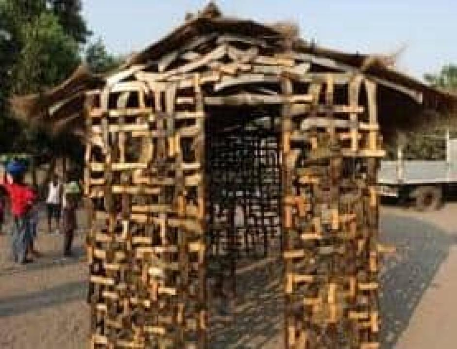 Une oeuvre d'art du sculpteur congolais Freddy Tsimba