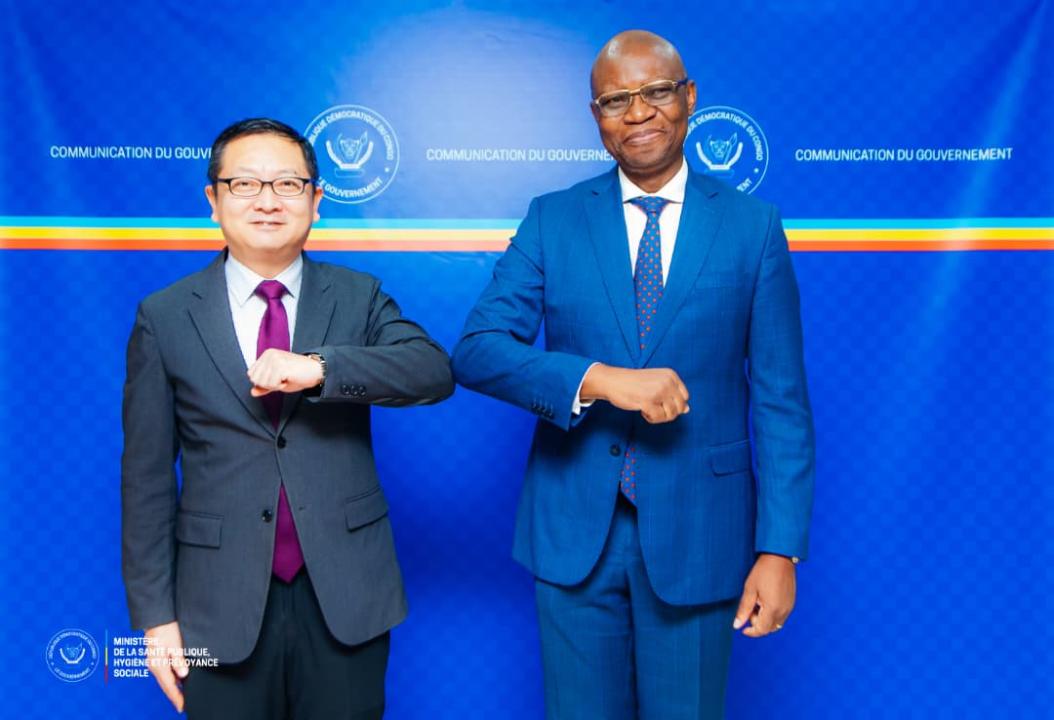 L'ambassadeur de la Chine en RDC, Zhau Bin et le ministre congolais de la Santé publique, hygiène et prévoyance sociale, le Dr Samuel Roger Kamba