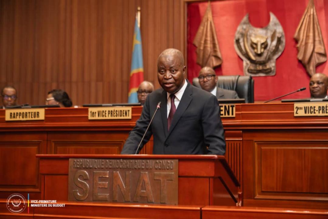 Le VPM en charge du budget Adolphe Muzito au Sénat pour présenter le projet de loi de finances rectificative pour l'exercice 2026