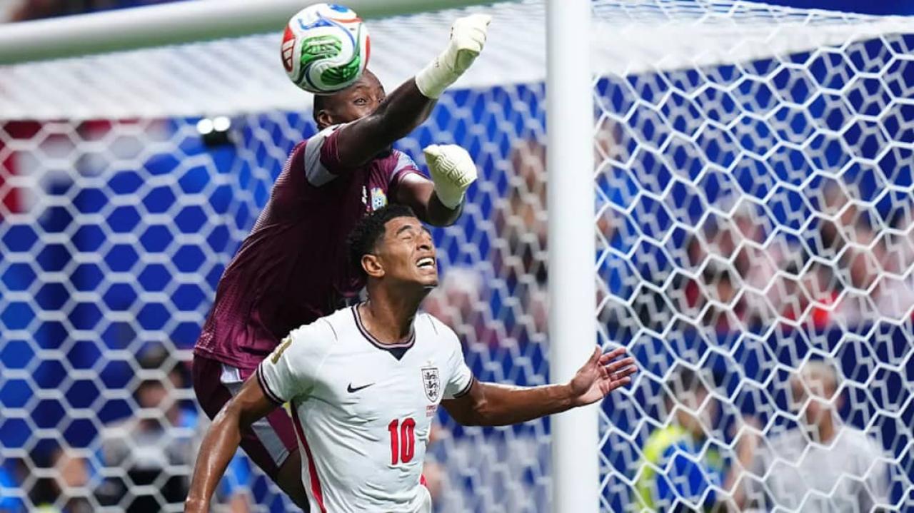 Le gardien congolais Lionel Mpasi dans un duel avec le milieu de terrain anglais Jude Bellingham en 16e de finale de la Coupe du Monde 2026 aux États-Unis