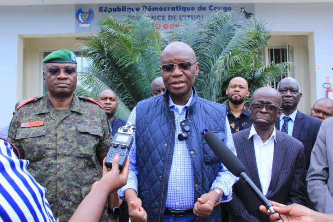 Le ministre de la Santé,  Dr Samuel Roger Kamba, accompagné du gouverneur militaire de l’Ituri devant la presse à Bunia