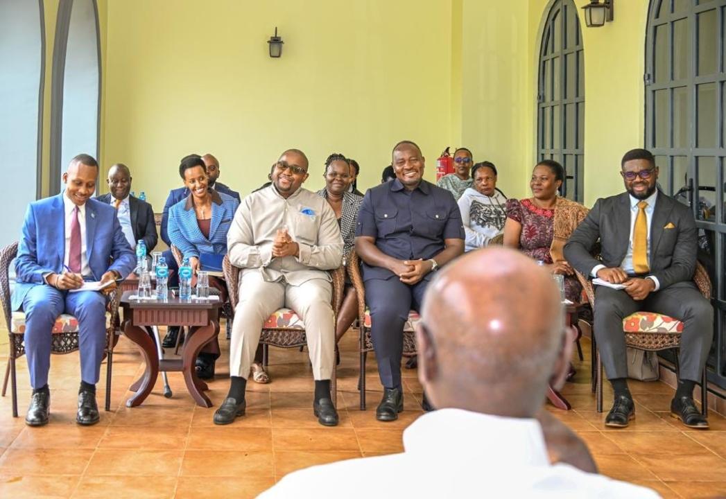 La délégation congolaise conduite par le ministre de l'intégration régionale Floribert Anzuluni devant le président ougandais Yoweri Museveni [ photo d'illustration]
