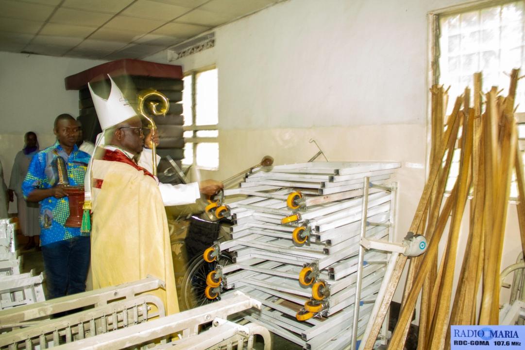 Mgr Willy NGUMBI NGENGELE réceptionne et bénit les matériels et équipements du Centre de Santé de Référence de BUGUSA, don des ressortissants de Jomba