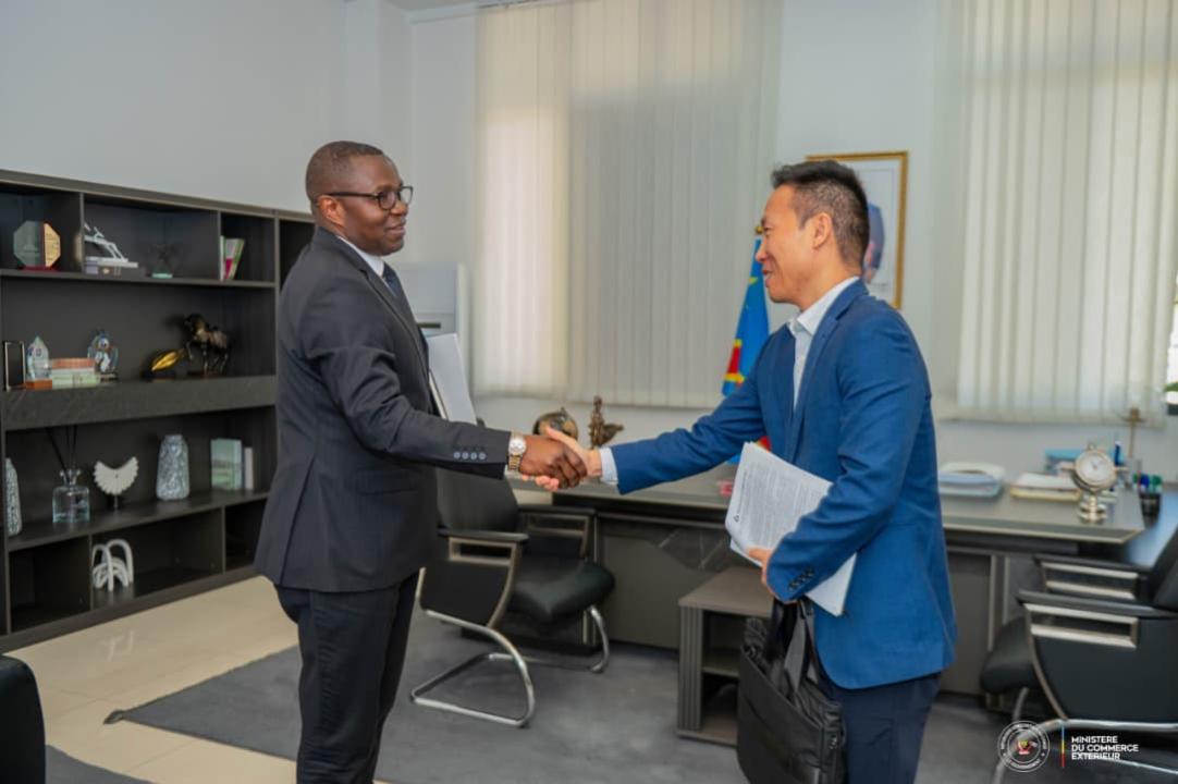Le ministre du Commerce extérieur, Julien Paluku Kahongya, et Kévin Wang, représentant de Manono Lithium en RDC