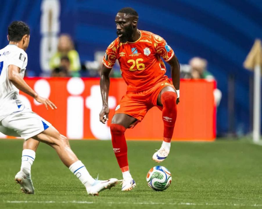 Le latéral gauche congolais Arthur Masuaku en duel avec un joueur ouzbek lors de la 3e journée du groupe K au Mondial 2026