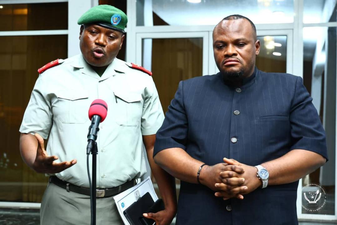 Le responsable du service national, le général Kasongo Kabwik et le gouverneur de la ville province de Kinshasa, Daniel Bumba Lubaki
