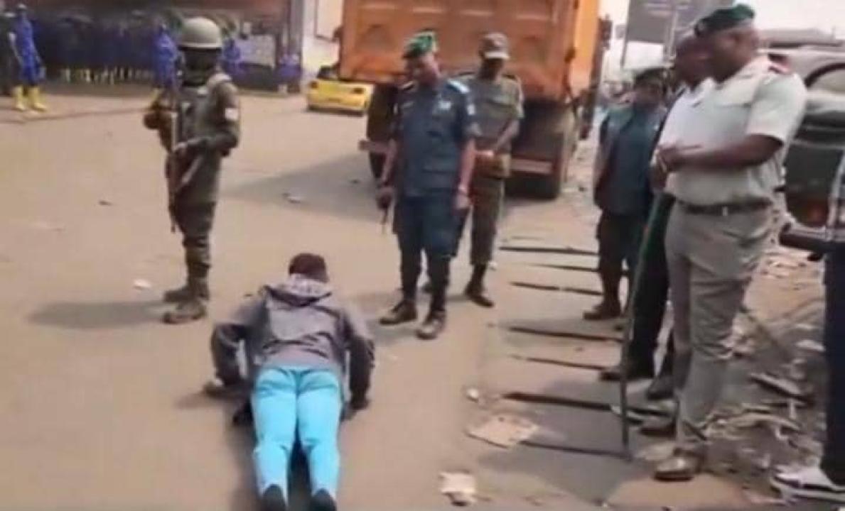 Un jeune contraint à faire des pompes après avoir jeté une bouteille vide à Kinshasa devant les agents du Service national.
