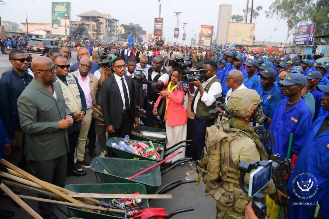 Le chef de l'État Félix Tshisekedi lors d'une visite d'inspection des travaux d'assainissement de la Taskforce du Service national, vendredi 17 juillet 2026