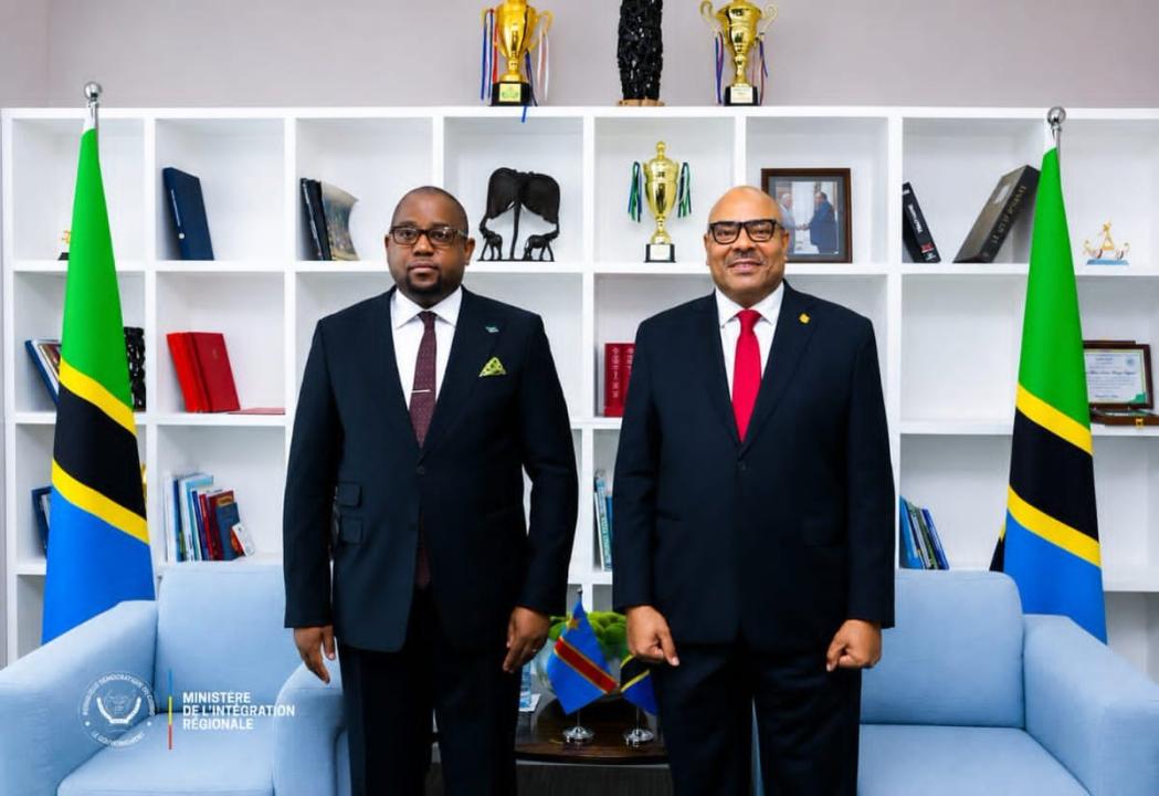Le ministre de l'Intégration régionale Floribert Anzuluni, et le ministre tanzanien des Affaires étrangères, Mahmoud Thabit Kombo [photo d'illustration]