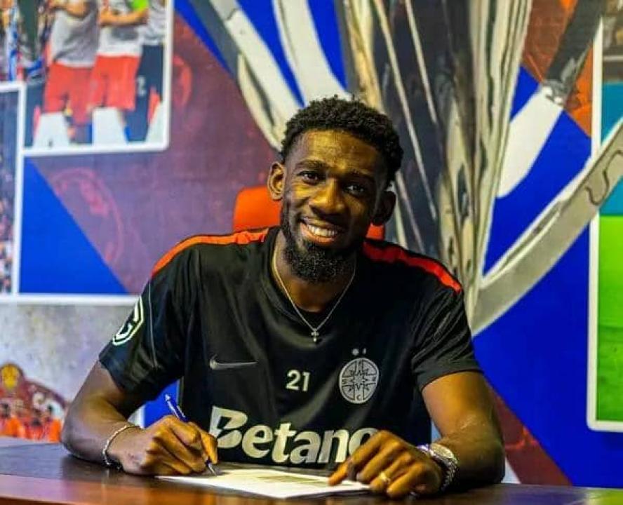 Le défenseur central congolais Dylan Batubinsika.