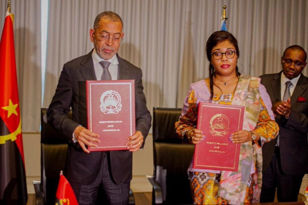 La ministre des Hydrocarbures, Acacia Bandubola, et son homologue angolais Diamantino Pedro Azevedo [photo d'illustration]