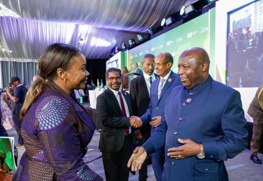 Noëlla Ayeganagato et le Président du Burundi, Evariste Ndayishimiyé à Accra.