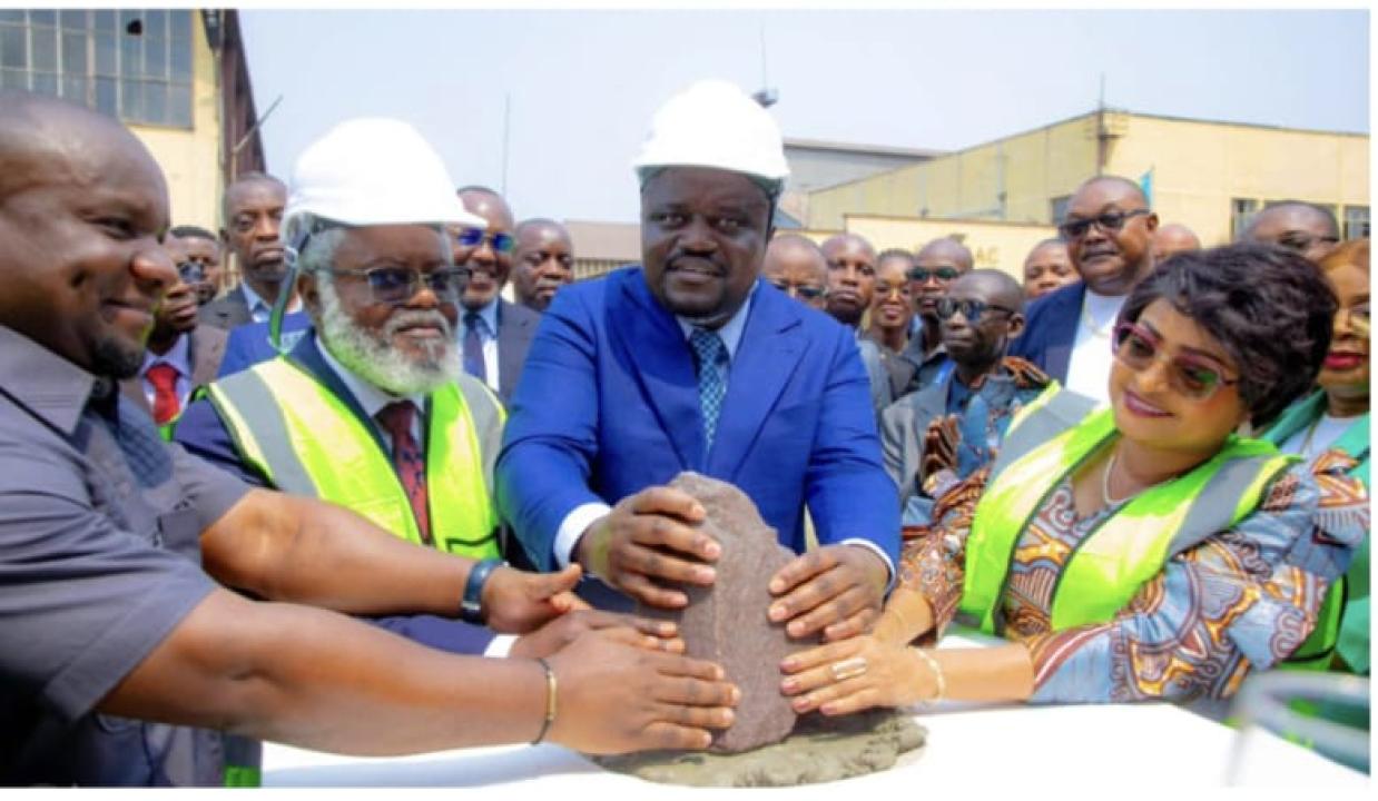 Le Ministre Muhindo Nzangi, pose symboliquement la première pierre d'un nouveau projet de construction [photo d'illustration]