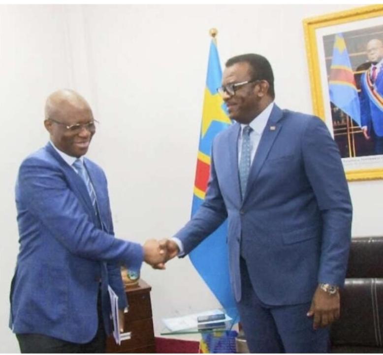 Le VPM en charge de la Fonction publique Jean Pierre Lihau et le ministre de la Santé publique hygiène et prévoyance sociale, le Dr Samuel Roger Kamba