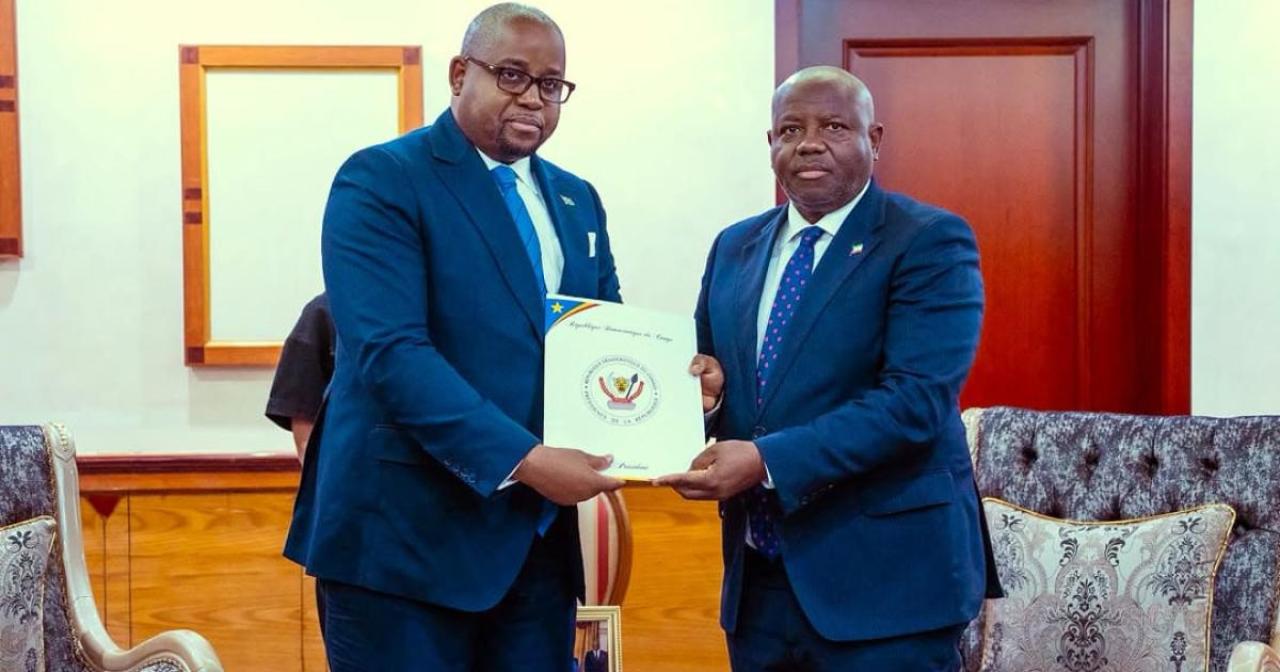 Le Premier ministre équato-guinéen reçoit des mains du ministre congolais Floribert Anzuluni un message du président Félix Tshisekedi destiné au président Teodoro Obiang Nguema Mbasogo