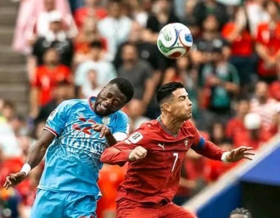 Chancel Mbemba en duel aérien avec Cristiano Ronaldo lors du Mondial 2026. [Photo d'illustration]