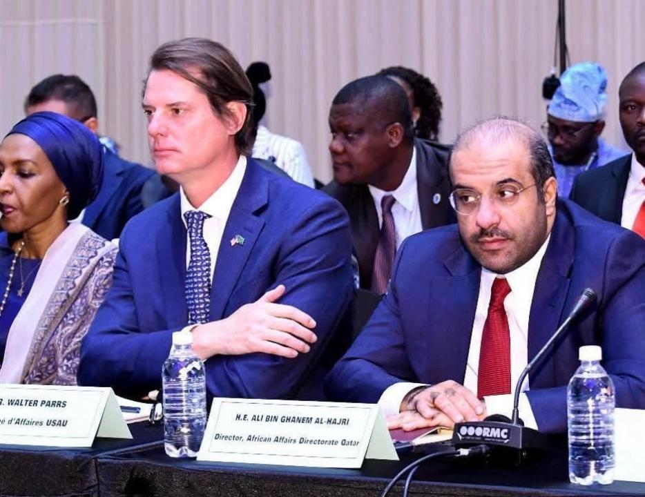 Le directeur du département des Affaires africaines au ministère qatari des Affaires étrangères, le Dr Ali bin Ghanem Al Hajri, accompagné de l'ambassadeur du Qatar auprès de l'Union africaine [photo d'illustration]