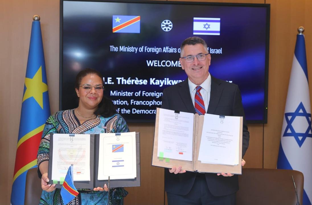 La ministre des Affaires étrangères de la RDC,  Thérèse Kayikwamba Wagner, et son homologue israélien, après la signature de deux mémorandums d'entente pour renforcer la coopération diplomatique entre les deux pays