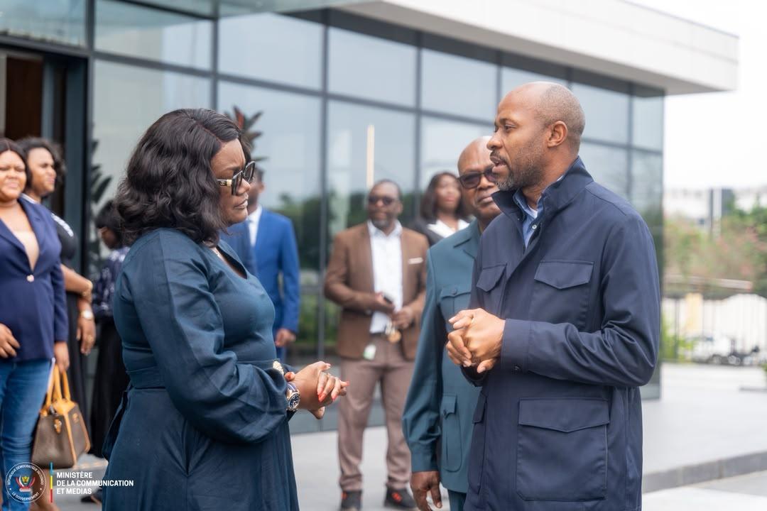 À son arrivée au siège de la télévision publique gabonaise, Gabon 24, le ministre Patrick Muyaya a été accueilli par la Directrice de ce média public, Denise Mekam'ne