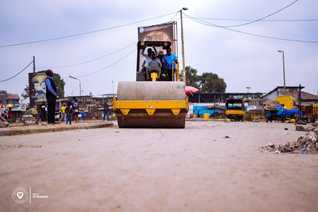Travaux de construction en béton de la route Université, sur le tronçon reliant Kapela au rond-point Ezo dans la ville de Kinshasa