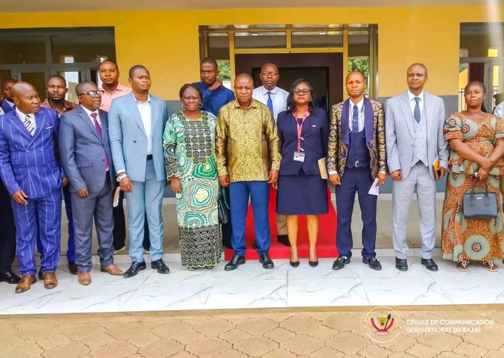 La photo de famille après l’entretien entre les fonctionnaires de l'état et le vice Gouverneur du Kasaï