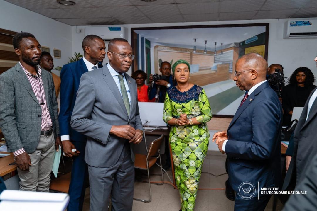 Le VPM de l'économie nationale Daniel Mukoko Samba accompagné du ministre de la justice Guillaume Ngefa [photo d'illustration]
