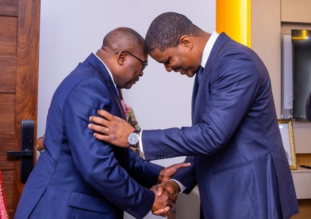 Poignée de main entre Ted Beleshayi, directeur général de l'ARSP, et Pascal Tchelo Mazombo, directeur général de l'APROCM, à Kinshasa. [Photo d'illustration]