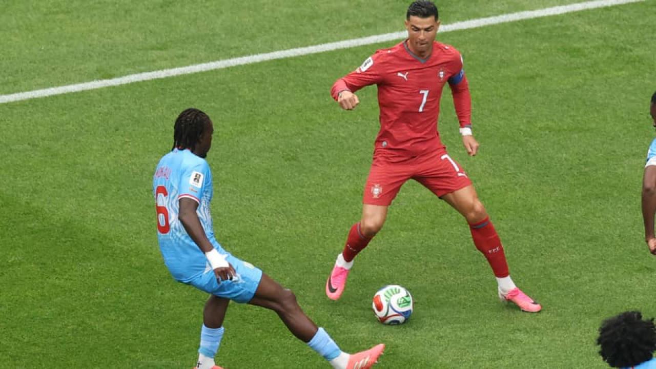 Ngal'ayel Mukau face à Cristiano Ronaldo lors du match contre le Portugal, le 17 juin, au Mondial 2026 [photo d'illustration]