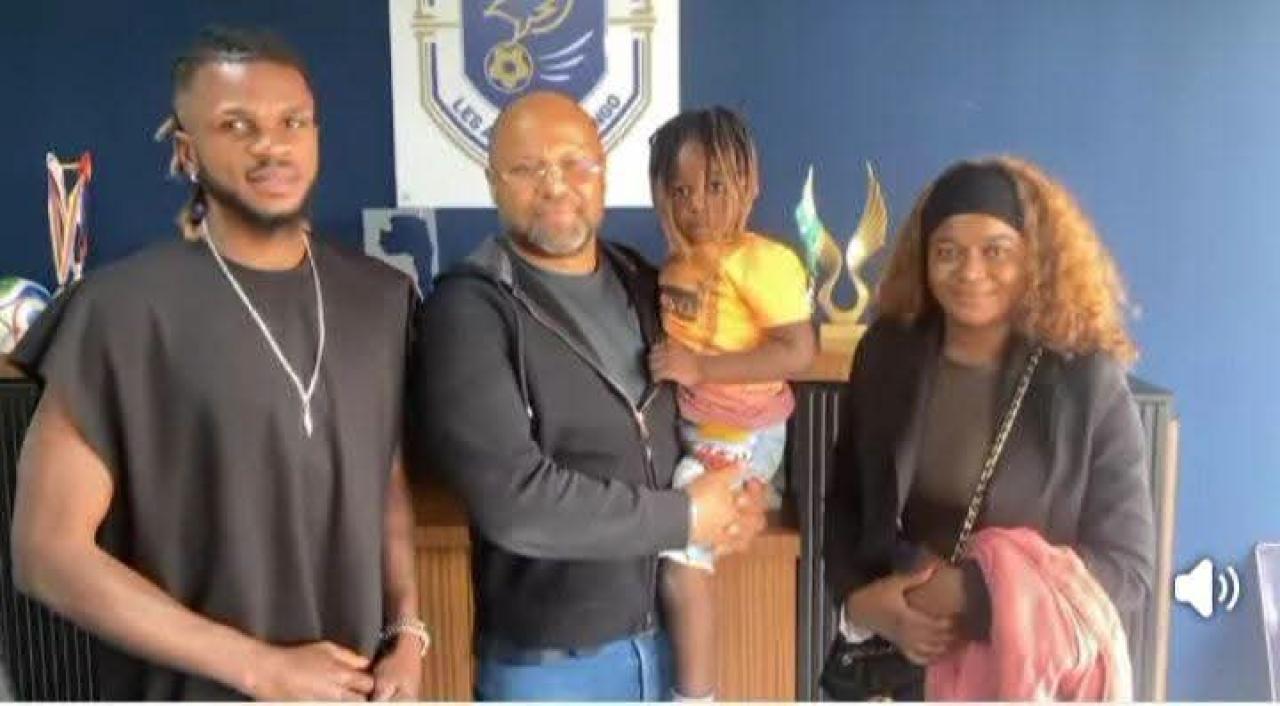 Zémanga Sozé accompagné de sa famille, lors de la signature de son contrat avec le Fc Aigles du Congo, le 30 juillet 2026, à Kinshasa